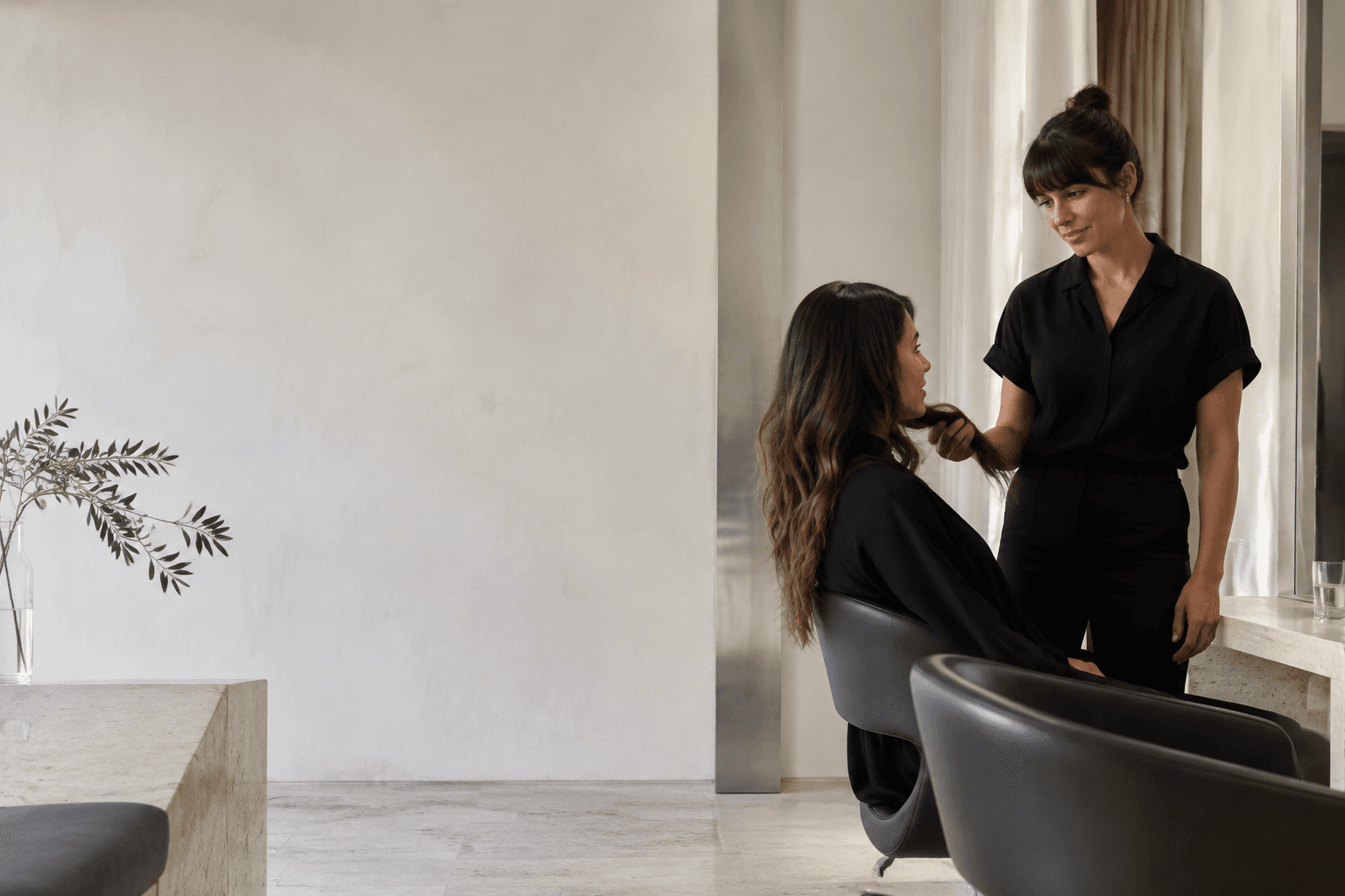 Atendimento individual em um espaço de beleza